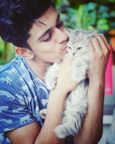 Ramzan Mohammed with a cat