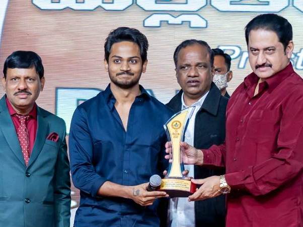Shanmukh Jaswanth receiving Padmamohana YouTube Awards (2020)