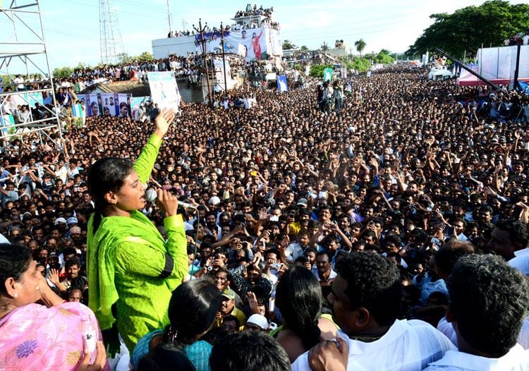 Sharmila addressing a large crowd at Ichapuram on the last day of marathon Maro Praja Prasthanam padayatra
