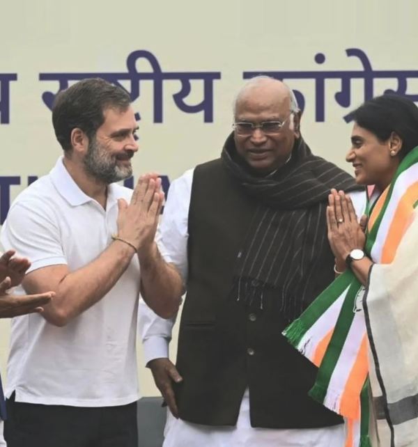 Y. S. Sharmila, along with Rahul Gandhi and Mapanna Mallikarjun, after joining the Indian National Congress