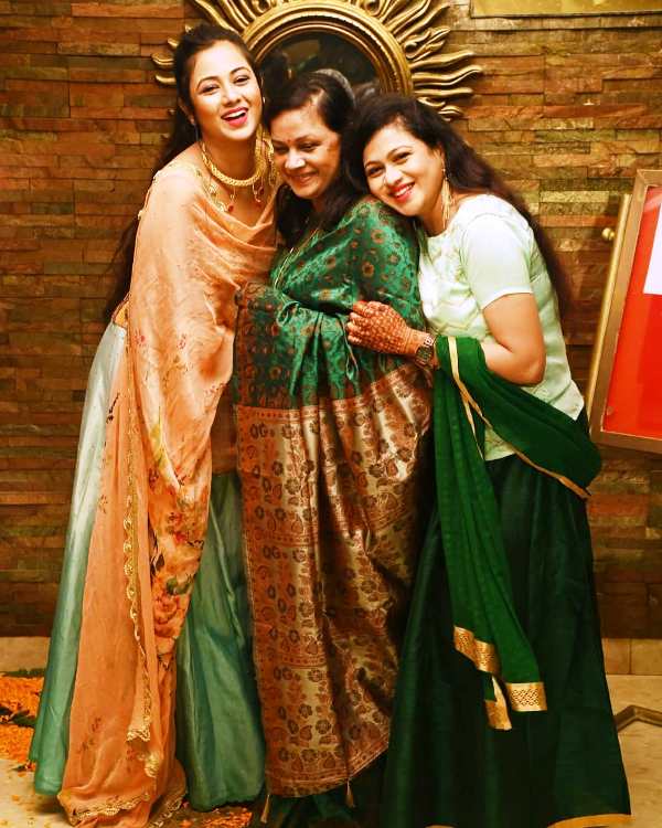 Actress Archita Sahu with her mother and sister