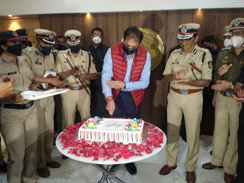 Anil Deshmukh celebrating New Year with the Pune police