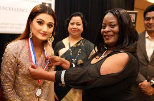 Arushi Nishank receiving the medal and award for Top 20 Global Women of Excellence 2020