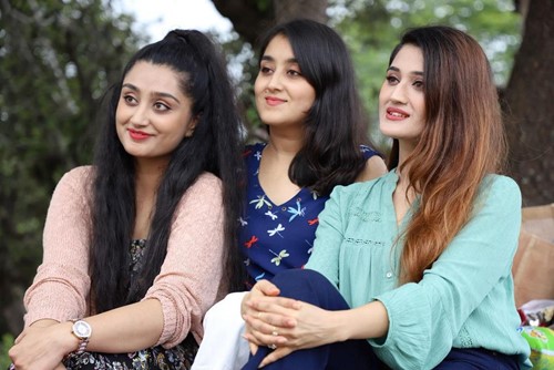 Arushi Nishank (right) with her sisters Vidushi (middle) and Shreyanshi Nishank