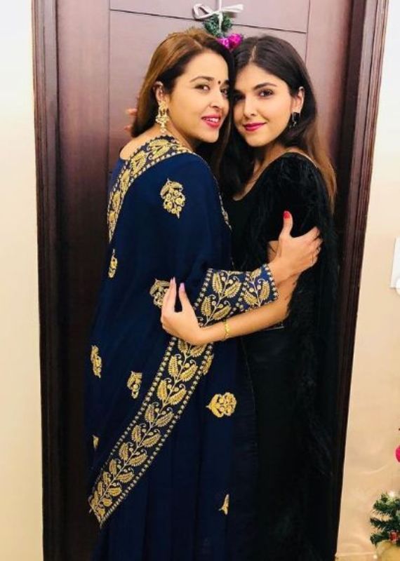 Ashi Khanna with her mother