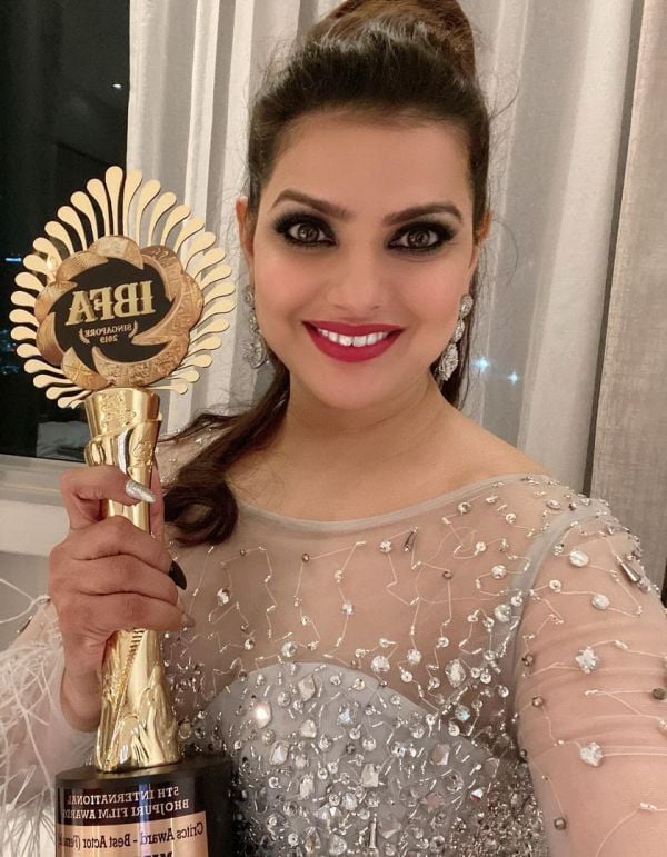 Madhu Sharma with the IBFA Critics Award for the Best Actress for the film “Maa Tujhe Salaam“ (2016)