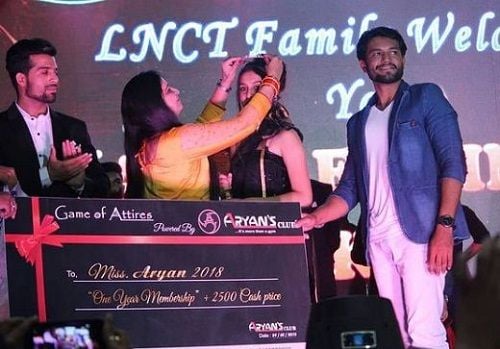 Isha Malviya being crowned as Miss Aryan 2018
