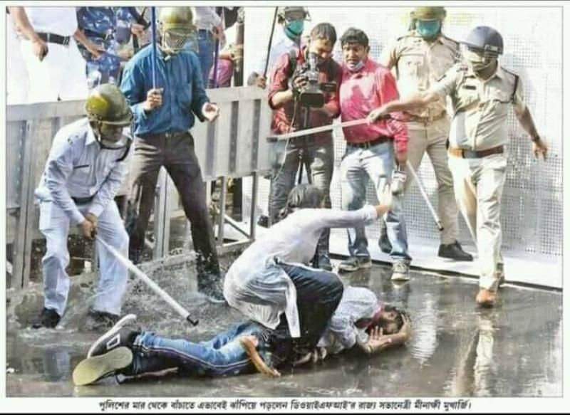 Minakshi Mukherjee saving another volunteer from police brutality