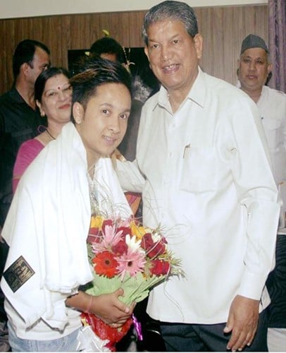 Pawandeep Rajan with the former chief minister of India, Harish Rawat