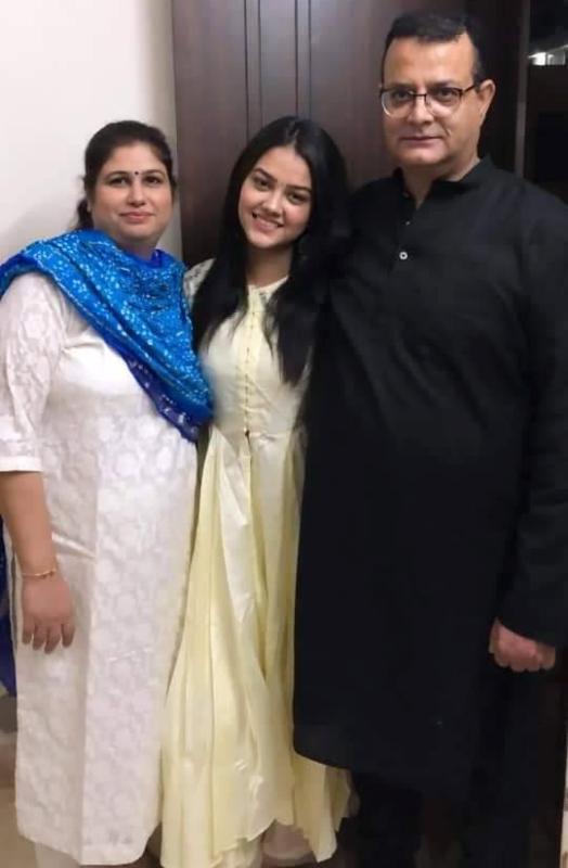 Priyal Mahajan with her parents