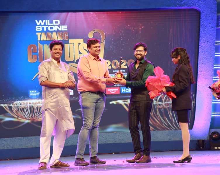 Sabyasachi Mishra receiving Tarang Cine Utsav Award (2020)