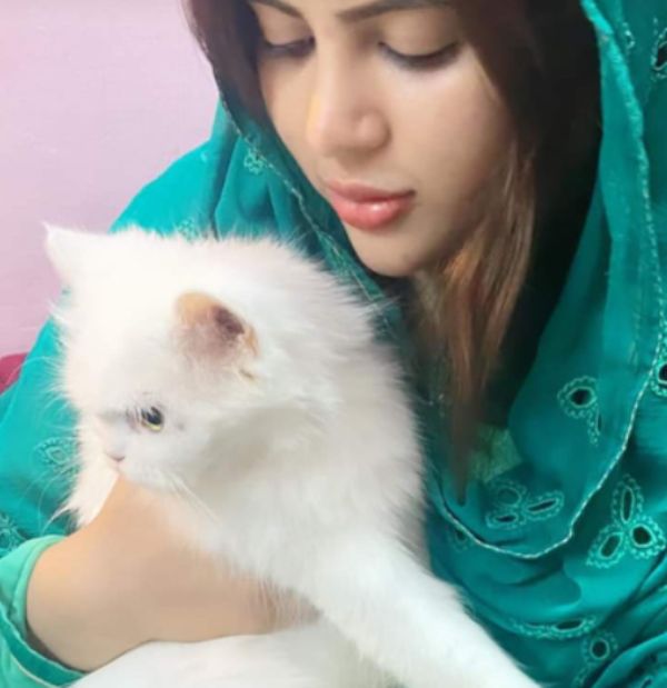 Sahar Afsha with her Pet Cat