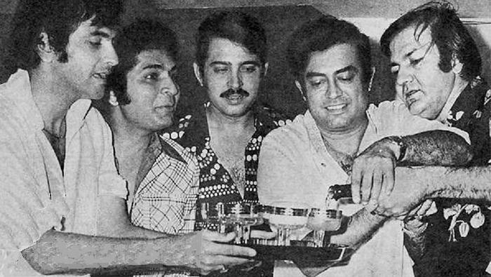 Sanjeev Kumar with Prem Chopra, Rakesh Roshan, Asrani & Jeetendra