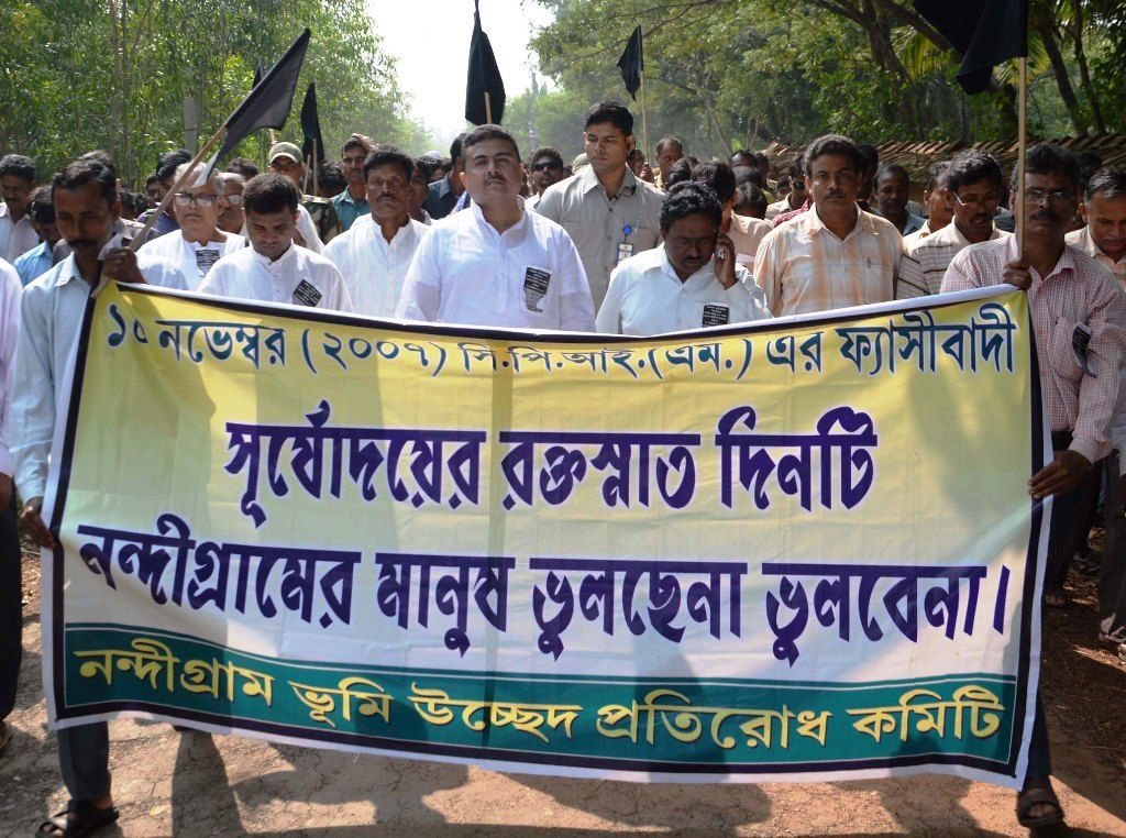 Suvendu Adhikari (in the centre) accompanied by the TMC workers during the Nandigram movement