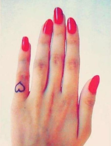 Empty heart tattoo on aarushi's finger.