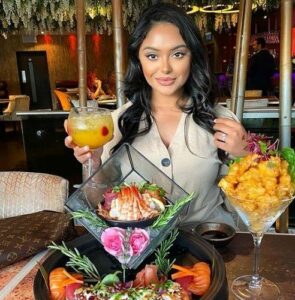 Afshan Azad Height, Age, Boyfriend, Husband, Children, Family