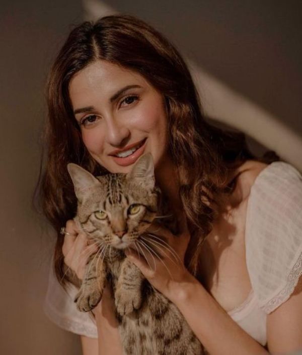 Diksha Singh holding her pet