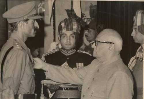 Hanut Singh receiving Maha Vir Chakra award from the President of India V. V. Giri