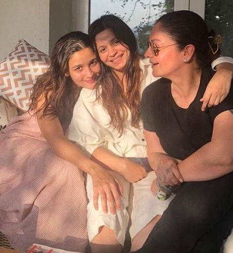 Pooja Bhatt with her sisters