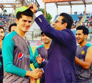 Shaheen Afridi receiving his T20 debut cap from Pakistani pace legend Wasim Akram