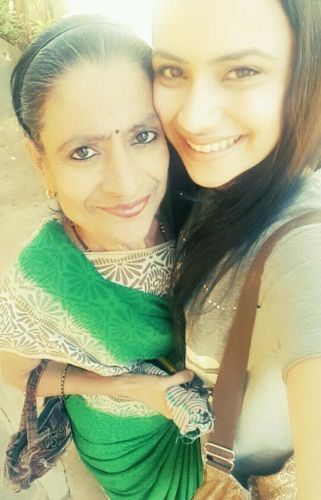 Shanaya Katwe with her mother