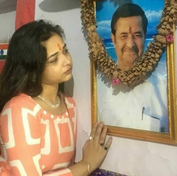 Sneh Upadhya with her father Chandra Prakash Upadhya's portrait