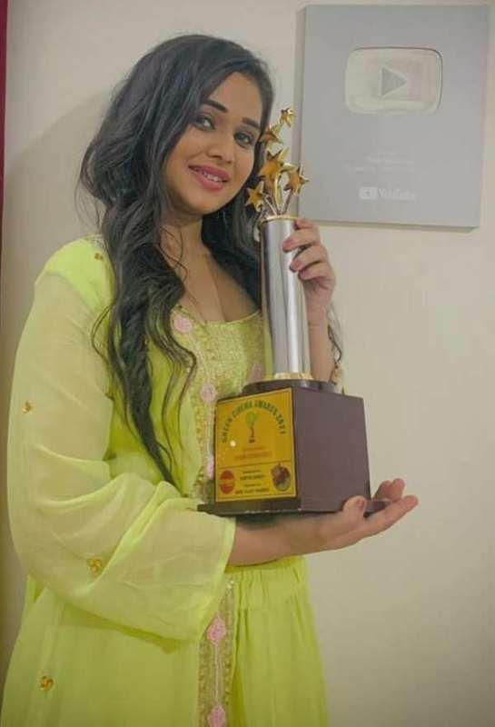 Sneh Upadhya with the Green Cinema YouTube Queen Award 2021