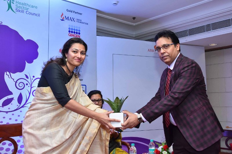 Ameera while receiving the 'Best Diagnostic Laboratory in India' award at the Women's Health Conference 2019 supported by the Ministry of AYUSH and Ministry of Health and Family Welfare