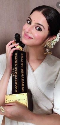 Divya Khosla Kumar with Dadasaheb Phalke Excellence Award