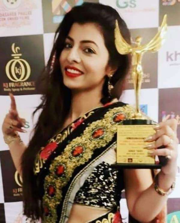Kanak Yadav with the Best Icon Actress Award 2021