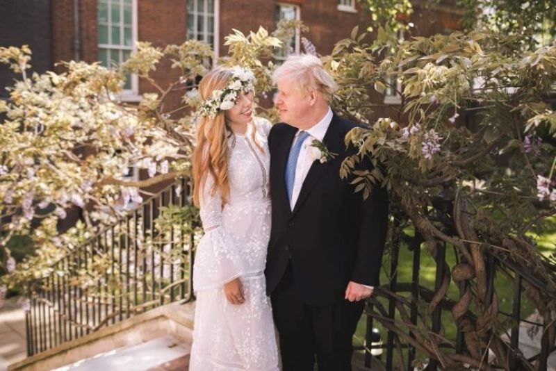 Prime Minister Boris Johnson poses with his wife Carrie Johnson in the garden of 10 Downing Street following their wedding at Westminster Cathedral