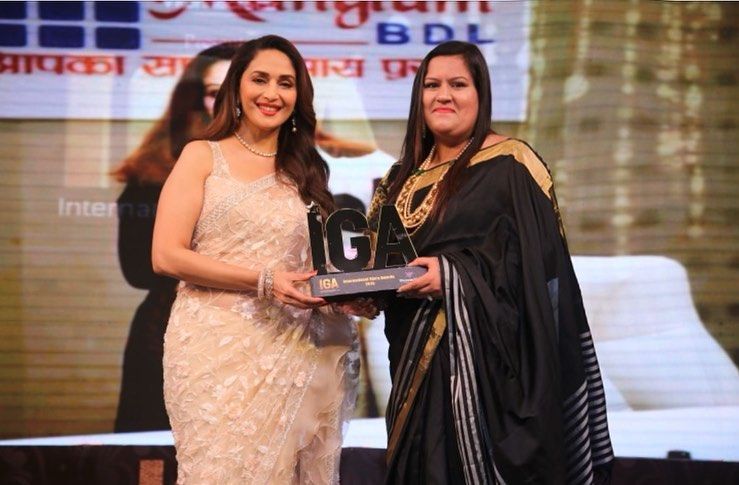 Savi Kumar with her International Glory Award