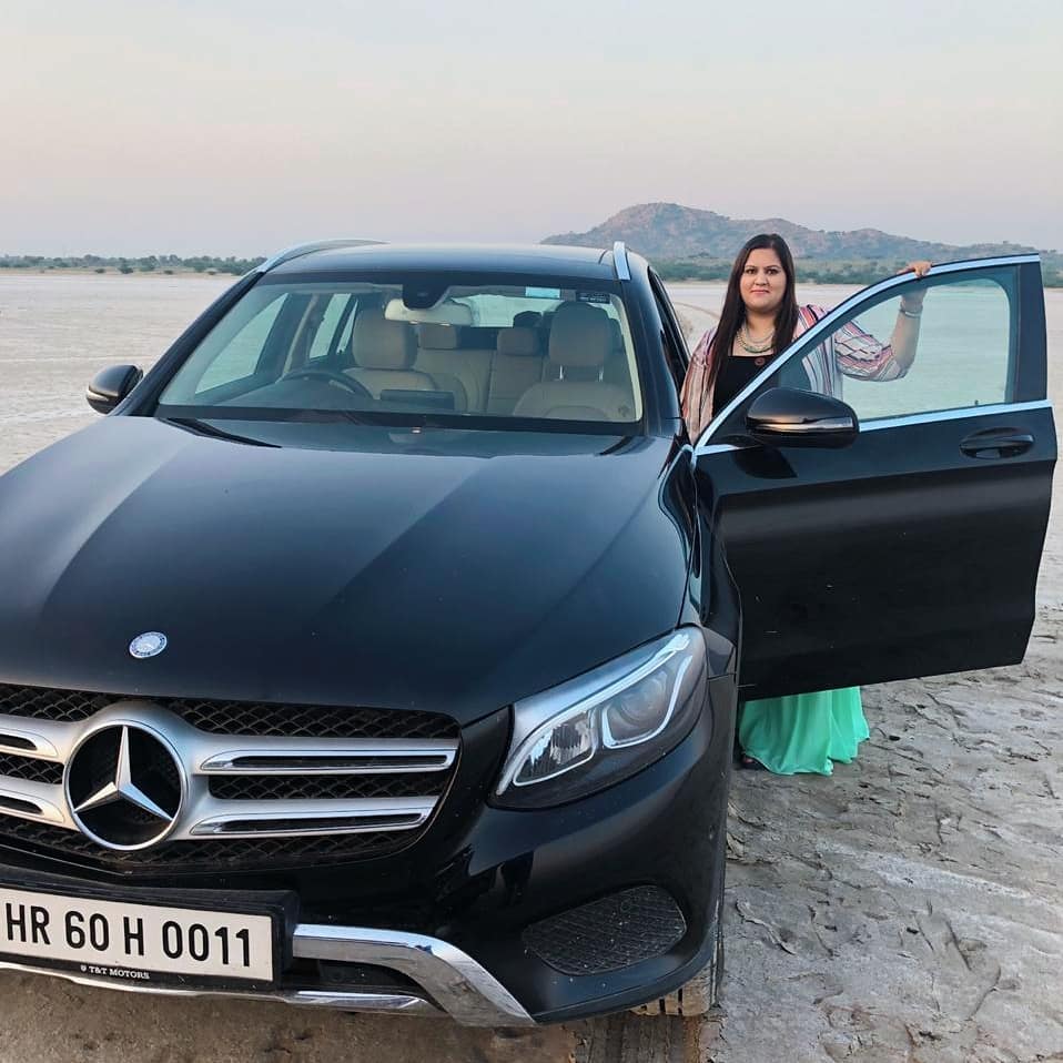 Savi Kumar with her car