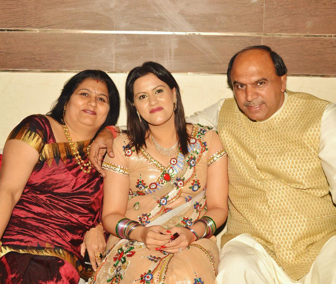 Savi Kumar with her parents 