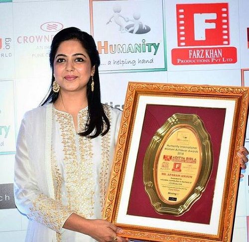 Afshan Anjum with her Humanity Foundation & Aditya Birla Group Award