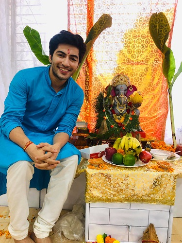 Akshay Kharodia with an idol of Lord Ganesha