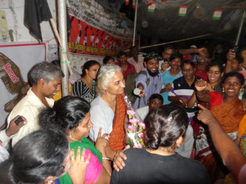 Medha Patkar while ending her indefinite fast on the 9th day after an agreement was reached between Ghar Bachao Ghar Banao Andolan and the Government of Maharashtra at Golibar