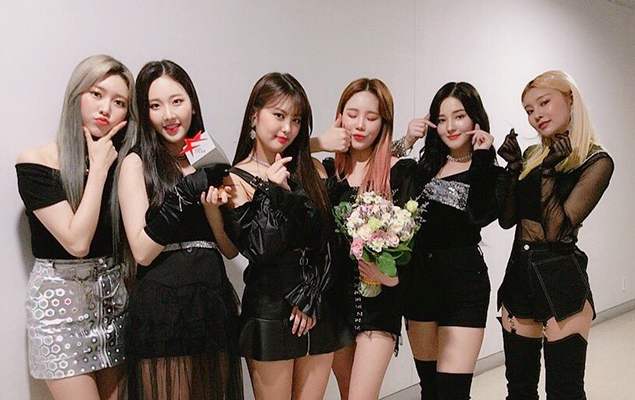Momoland with their The Fact Music Award