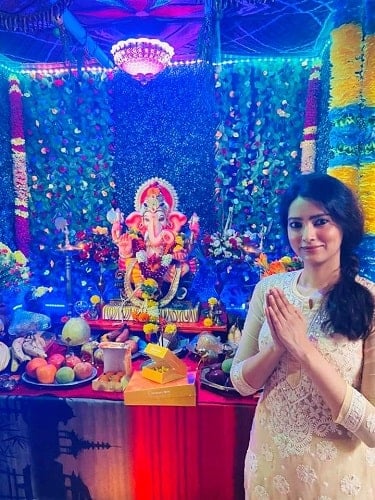 Pallavi Subhash with an idol of Lord Ganesha