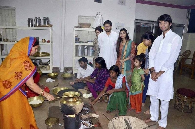 Rabri Devi cooking while her children and grandchildren looking at her