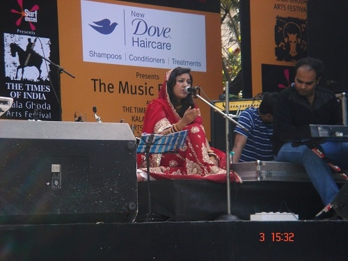 Rajnigandha Shekhawat performing on stage