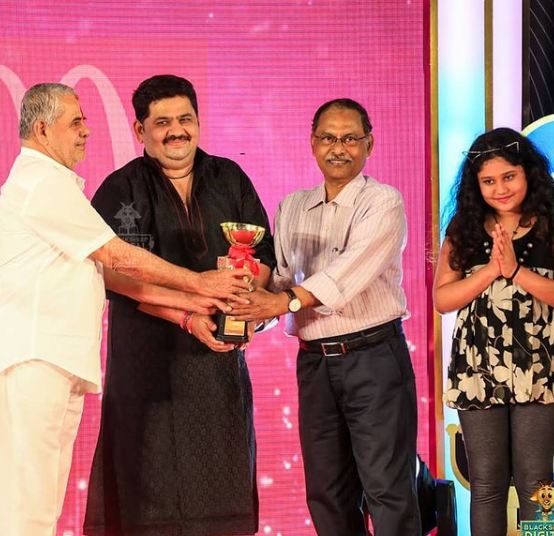 Vankatesh Bhat receiving Blacksheep Digital Award