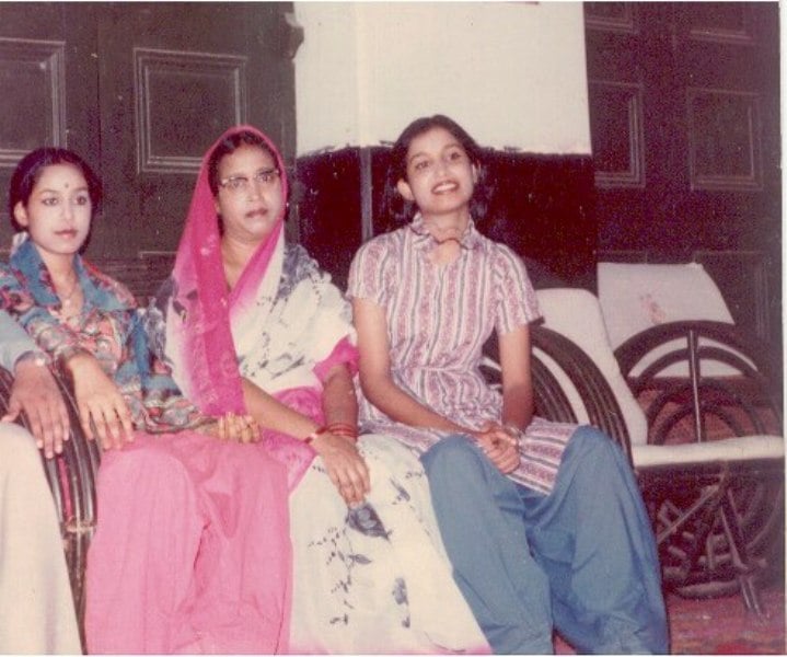 Yasmin (sister of Taslima), (in center) Mother of Taslima, Taslima (on extreme right)
