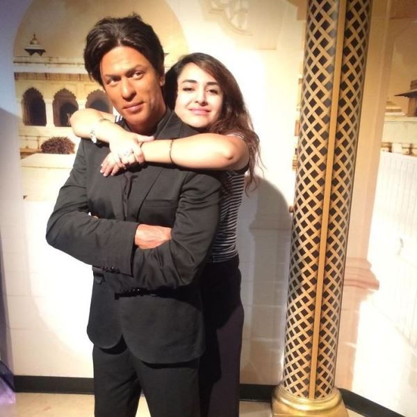 Yumna Zaidi with Shah Rukh Khan's statue at Madame Tussauds museum