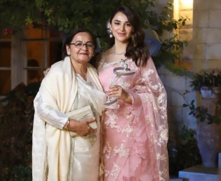 Yumna Zaidi with her mother at Lux Style Awards