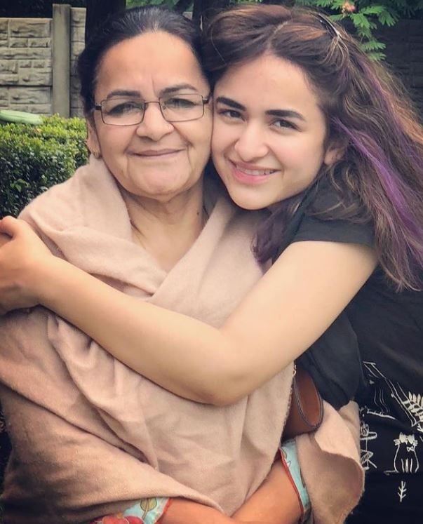 Yumna Zaidi with her mother