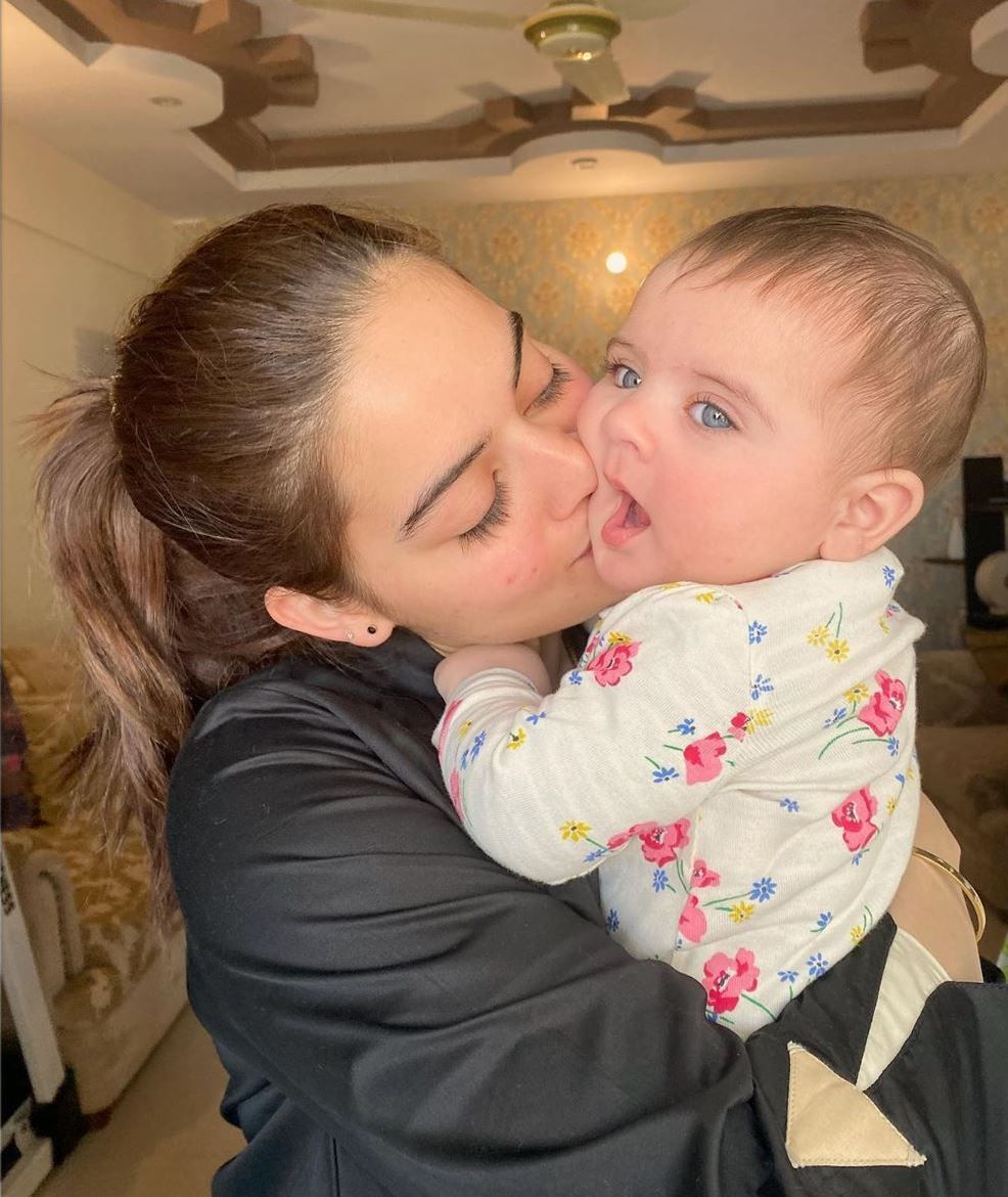 Aiman Khan holding her daughter