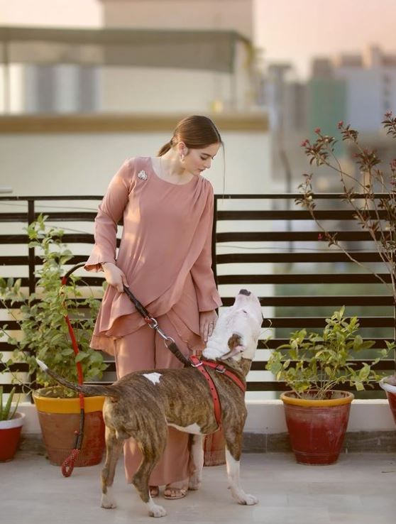 Aiman Khan holding her pet dog