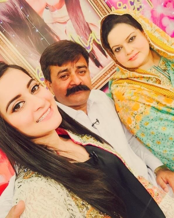 Aiman Khan with her parents