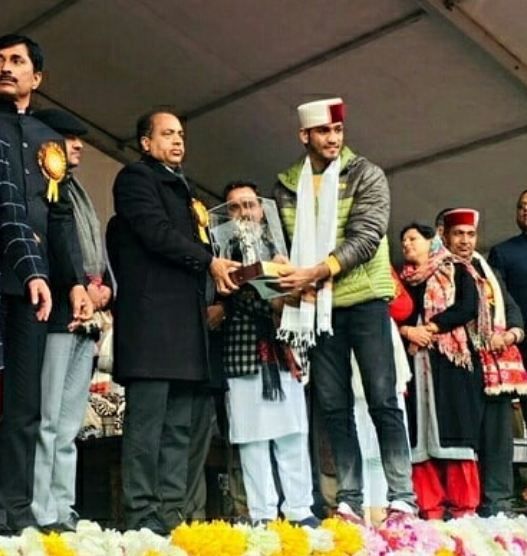 Ashish Kumar receiving Himachal Sports Parashuram Award